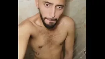 play Latino cantik menyentak ayam besarnya yang belum dipotong di kamar mandi sampai dia cums dan memakan bebannya sendiri