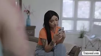 play Babá travesti analisada enquanto ela está presa