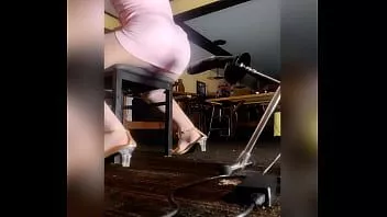 play Joslynn metiéndose un consolador xl por el culo en una silla.