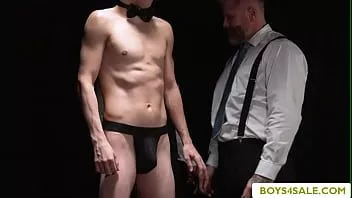 Reproducir Compradores musculosos y maduros llantas y anal a pelo se folla al jovencito gay