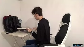 play 可爱的亨利·埃文斯一边做作业一边自慰时射精
