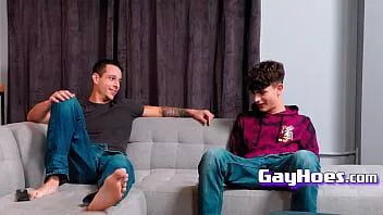 play Encontré a mi hermanastro en la portada de una página porno.