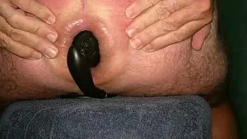 Putar Steker pantat tiup besar meluncur keluar dari pantat saya yang terentang dari dekat dalam gerakan lambat