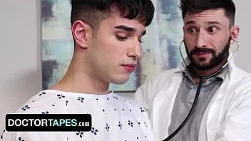 Riproduci Il dottore inquietante estrae lo sperma dal ragazzo più carino del campus per scopi scientifici: i nastri medici