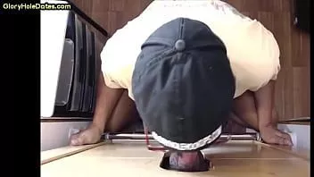 Putar Gay Gloryhole menyebalkan ayam yang bagus sambil membelainya dengan cepat