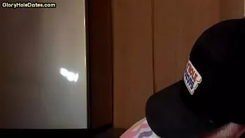 Putar Gay dewasa Gloryhole menyebalkan penis yang bagus sambil mengunyahnya