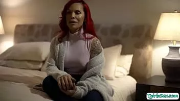 play Vollbusige Transgender-Stiefmutter will den Schwanz ihres Stiefsohns in ihrem Arschloch haben