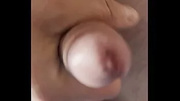 play Karısı akşam için uzaktayken genç yumuşak horozla oynuyor