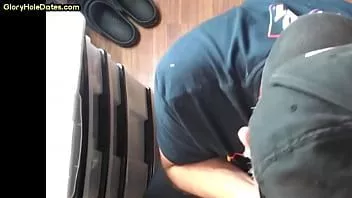 Putar Gay Gloryhole suka menghisap penis keras sambil mengelusnya