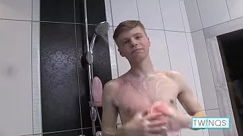 play Il video sexy della bionda arrapata James che fa una doccia super calda!