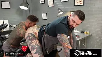 play Tatuador fornido con un capullo de rosa por un puño inguinal - teddy bryce, archer croft - fistinginferno