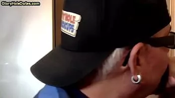 Abspielen Bottom BJ Dilf wird nach dem Schwanzlutschen durch das Gloryhole gefickt