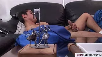Jouer Un jeune latino amateur se déshabille et branle une bite pour un sperme