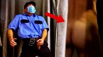 play 不謹慎な警備員が顧客をスパイし、店内で急いで飛び出します