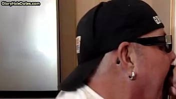 Riproduci Gloryhole bj dilf succhia il cazzo fino a finire in bocca