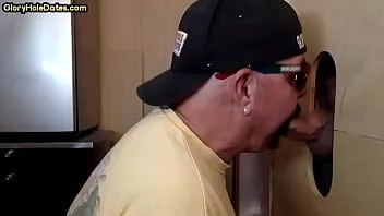 Oynat Gloryhole gaydaddy deepthroating horoz içinde amatör yakın çekim