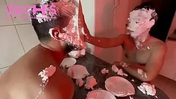 Riproduci Chantilly - homens se lambuzam com chantilly - wet and disordinato - sploshing - video completo no red