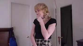 Abspielen Trans-teenie will den harten schwanz ihrer mitbewohnerin