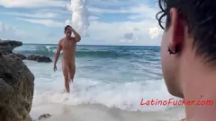 Riproduci Ragazzo latino si fa scopare anale sulla spiaggia: realtà porno gay
