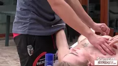 播放 户外打手枪恋物癖：蒂托·阿马托按摩和抚摸杰·辛的大鸡巴
