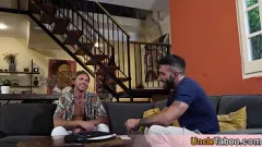 Jouer Les étalons chauds Johnny Viper et Vlad Stark dans un week-end d'anal et de sperme à cru