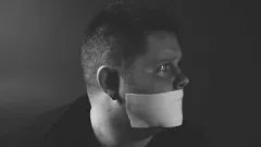 Играть Покорный южный твинк в эротическом фильме в бондаже