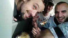 Reproducir Orgía a pelo con las estrellas porno Leo Bulgari, Xisco y Viktor Rom