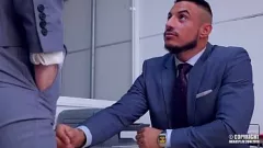 تشغيل تنتهي المنافسة المكتبية المكثفة بين كلاين كير ولوكاس داكين بممارسة الجنس العاطفي مثلي الجنس