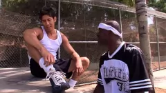 再生 ジャック・スペードとジャスティン・ブレイドが、若い白人イケメンの嫌いな人の穴を伸ばす大きな黒いペニスとの野生の異人種間ゲイアナルアドベンチャー