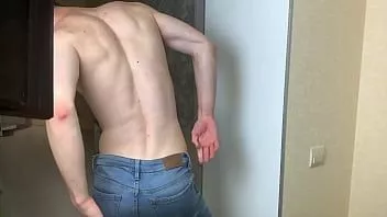 play Ragazzo caldo in jeans attillati blu che accarezza il suo lungo cazzo (23 cm)/un enorme carico di sborra