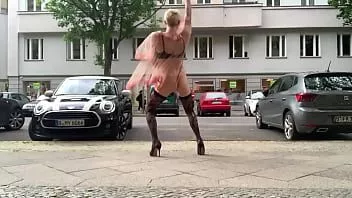 Afspelen Sissy is altijd hongerig naar rauwe lul